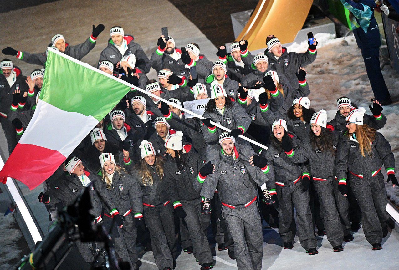 Cerimonia d’Apertura Milano Cortina 2026: Outfit Uomo-Donna e Staff al San Siro
